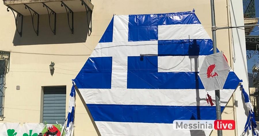 6 μέτρα ύψος με χρώματα Ελλάδας: Ο μεγαλύτερος χαρταετός στον ελληνικό ουρανό