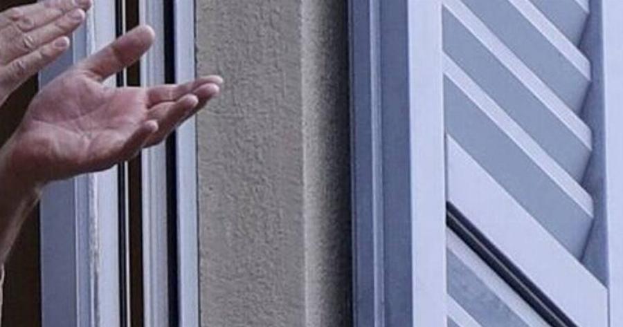 Κορονοϊός: Οι Έλληνες βγαίνουν στις 21.00 στα μπαλκόνια και χειροκροτούν γιατρούς και νοσηλευτές