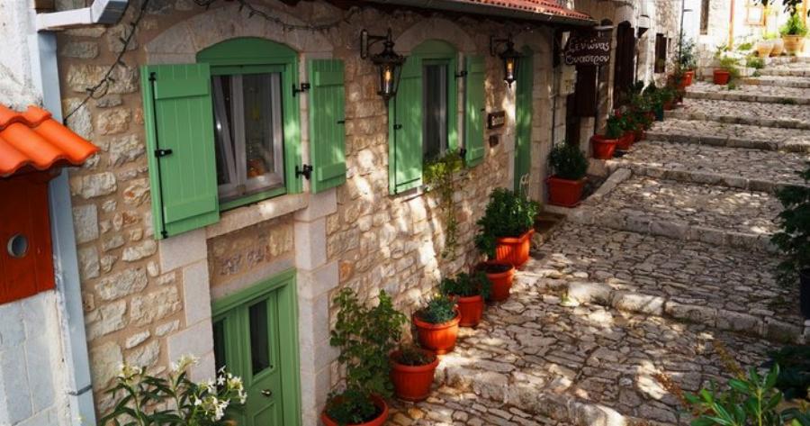 Η Ορεινή Ελλάδα Στα Καλύτερά Της: Το Ξακουστό Χωριό Με Τα Αρχοντικά Και Το Μοναδικό Φυσικό Τοπίο