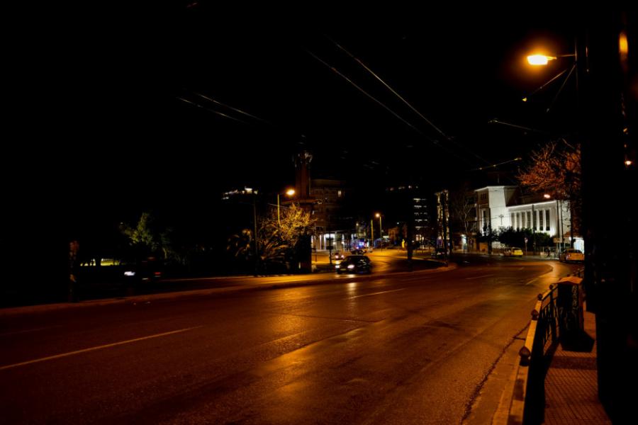 Οι Αθηναίοι στα σπίτια τους λόγω κορωνοϊού: Έρημοι οι δρόμοι Σάββατο βράδυ