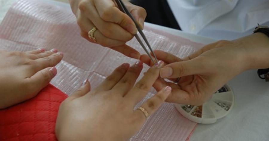 Λάρισα: Συνελήφθη 43χρονη μανικιουρίστα – Έφτιαχνε τα νύχια σε πελάτισσα παρά την απαγόρευση