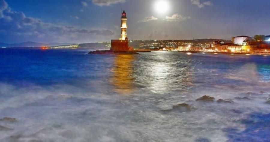 “Σεληνιάστηκαν” τα Χανιά – Μαγικές εικόνες από την υπερπανσέληνο του Μαρτίου | Photos