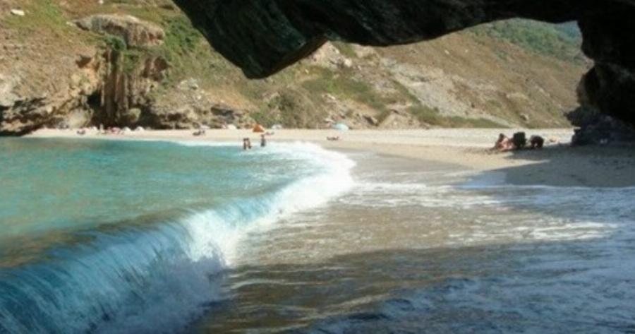 Η άγνωστη μαγική παραλία 2 ώρες μακρυά από την Αθήνα και κοντά στην Εύβοια με το φαράγγι, τη λιμνούλα και τους.. σταλακτίτες