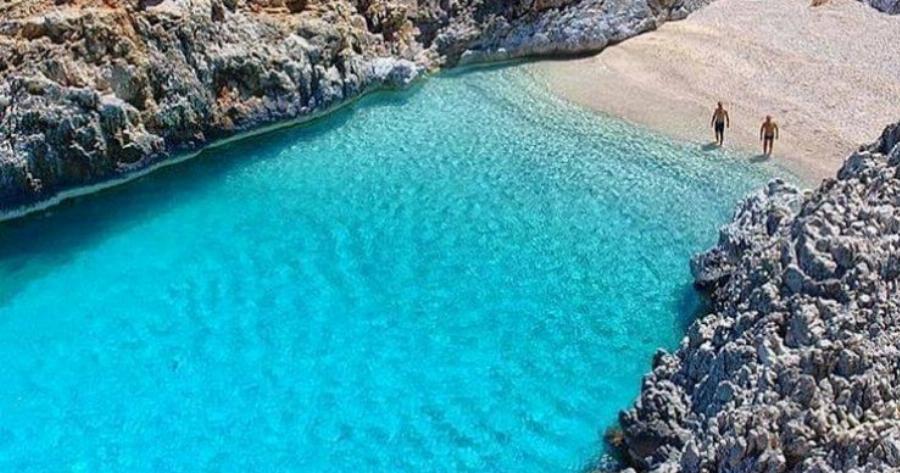 Του Στεφάνου: Η ωραιότερη «άγνωστη» παραλία της Ελλάδας που κοντράρει τον Παράδεισο