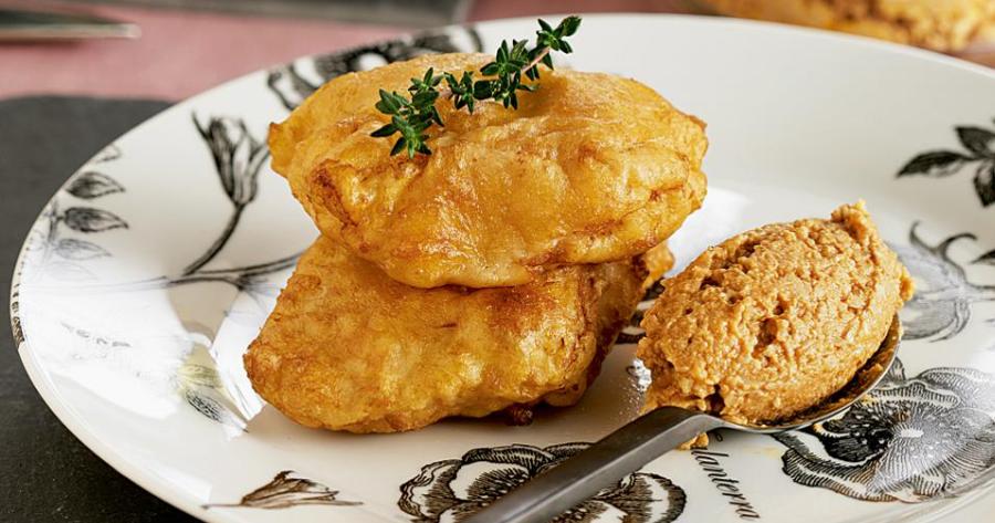 Μπακαλιάρος Τηγανητός: Σε αφράτο κουρκούτι με κόκκινη σκορδαλιά