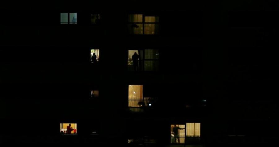 Τώρα: Χειροκρότημα για τους νοσοκόμους και τους γιατρούς