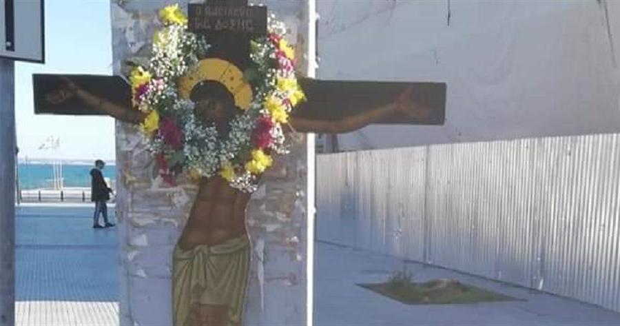 Χαλκιδική: Έβγαλαν τον Εσταυρωμένο στην πλατεία για προσκύνημα