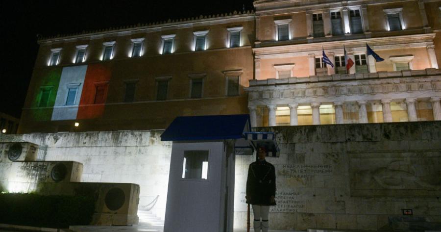 Στα χρώματα της ιταλικής σημαίας η πρόσοψη της Βουλής – Σε ένδειξη συμπαράστασης