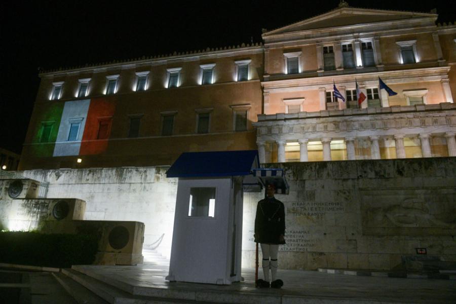 Στα χρώματα της ιταλικής σημαίας η πρόσοψη της Βουλής – Σε ένδειξη συμπαράστασης
