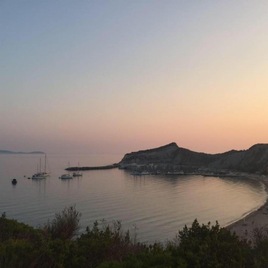 Χωρίς πολυκοσμία και αυτοκίνητα: Το νησί με τις κρυστάλλινες παραλίες που θα κάνεις μπάνιο μόνος σου (Pics)