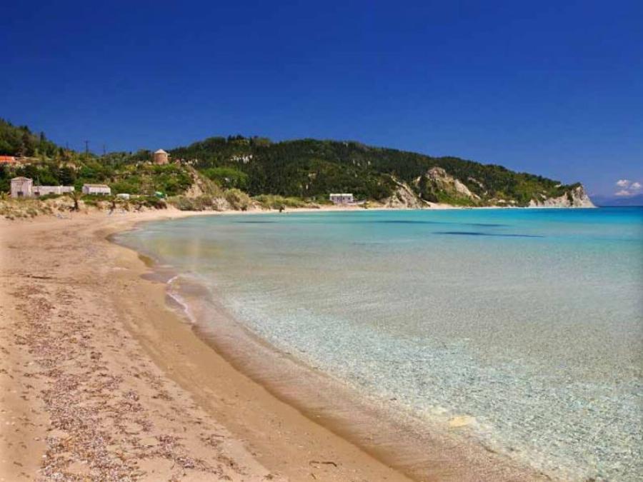 Χωρίς πολυκοσμία και αυτοκίνητα: Το νησί με τις κρυστάλλινες παραλίες που θα κάνεις μπάνιο μόνος σου (Pics)