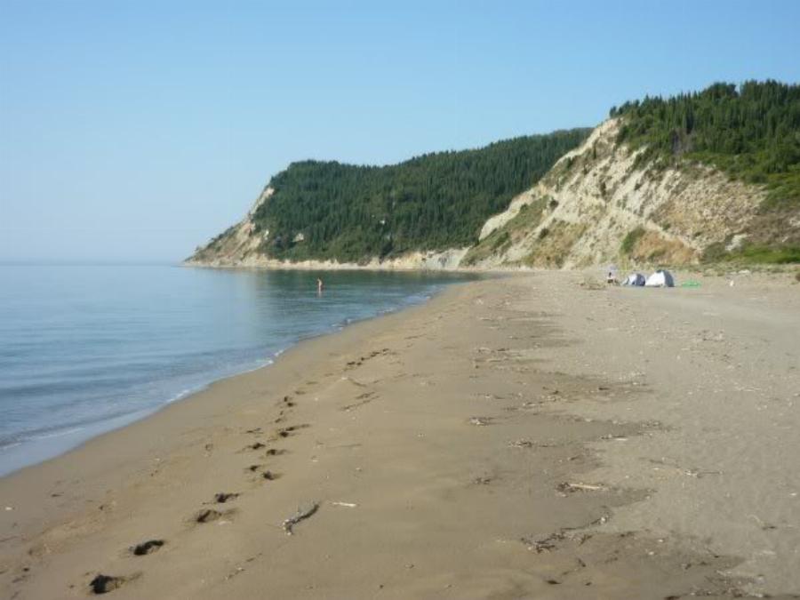 Χωρίς πολυκοσμία και αυτοκίνητα: Το νησί με τις κρυστάλλινες παραλίες που θα κάνεις μπάνιο μόνος σου (Pics)