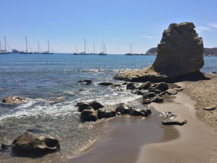 Χωρίς πολυκοσμία και αυτοκίνητα: Το νησί με τις κρυστάλλινες παραλίες που θα κάνεις μπάνιο μόνος σου (Pics)