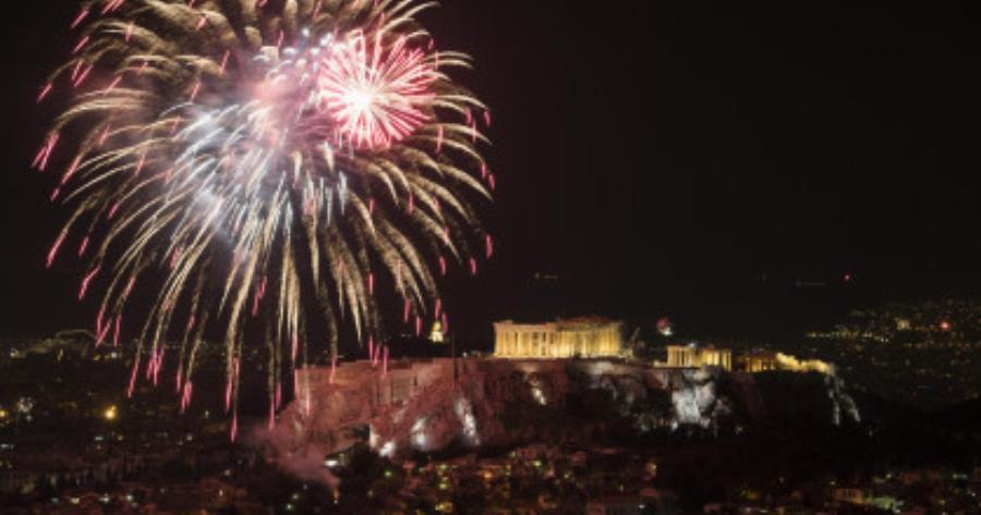 Ανάσταση με πυροτεχνήματα στην Αθήνα – Τα μεσάνυχτα την ώρα του «Χριστός Ανέστη»