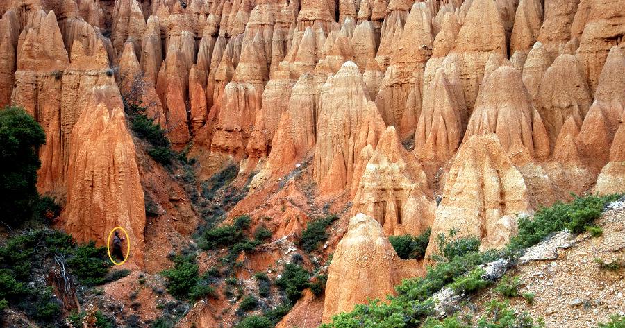 Εντυπωσιακό γεωλογικό φαινόμενο, μοναδικό στην Ελλάδα, που θυμίζει Καππαδοκία και αξίζει να επισκεφθείτε