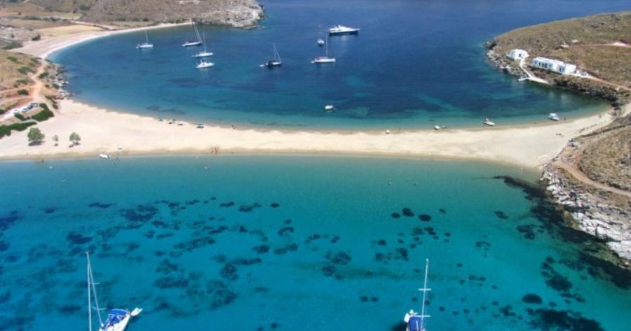 Κολώνα: Η πιο παράξενη παραλία της Ελλάδας βρίσκεται σε ένα νησάκι 2,5 ώρες από την Αθήνα