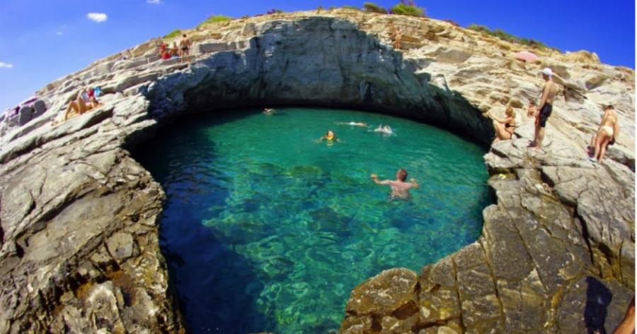 Σε ποιο ελληνικό νησί βρίσκεται η μαγευτική παραλία που είναι γνωστή ως το «Δάκρυ της Αφροδίτης»