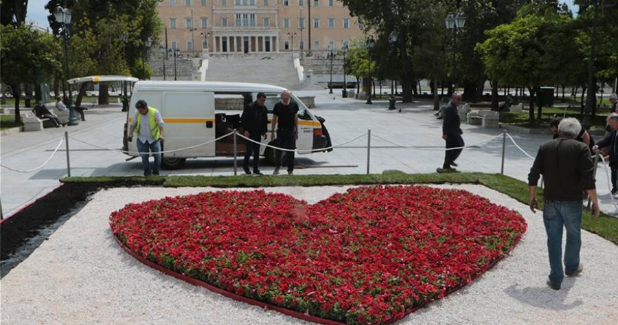 Νέα έμπνευση Μπακογιάννη εν μέσω κορωνοϊού – Τι έβαλε στο Σύνταγμα