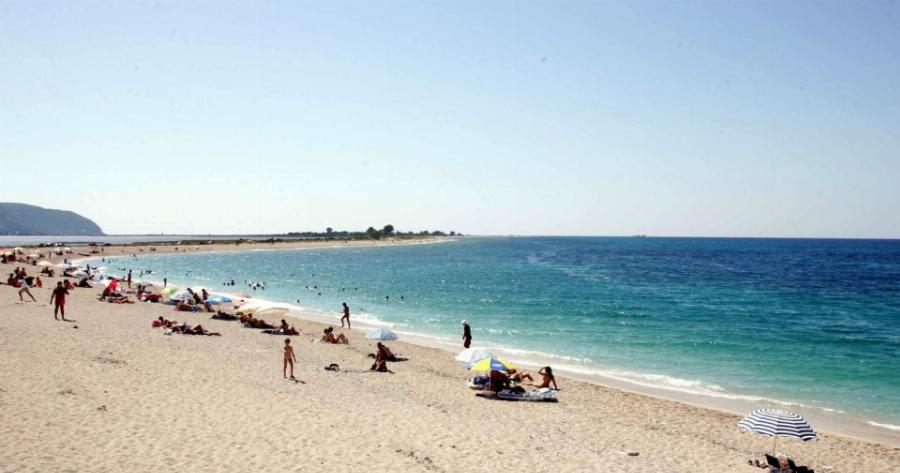 Μπορούμε να κολλήσουμε αν πάμε βόλτα στην παραλία ή αν μπούμε στη θάλασσα;