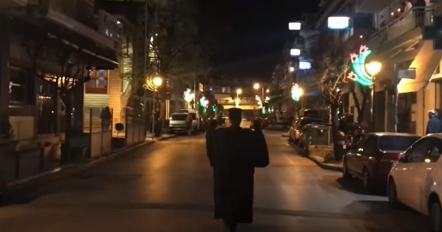 Μόνος του ο ιερέας στο Χριστός Ανέστη στους δρόμους της Θεσσαλονίκης