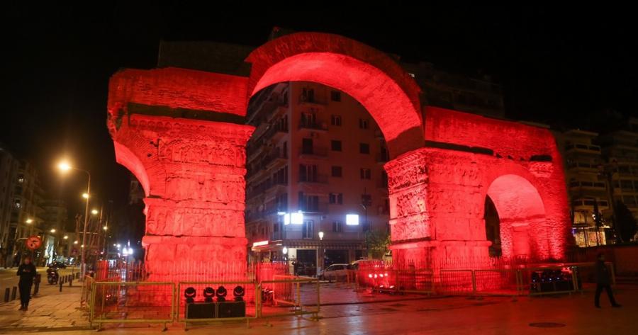 Θεσσαλονίκη: «Κόκκινη» Καμάρα προς τιμήν της Μεγάλης Πέμπτης