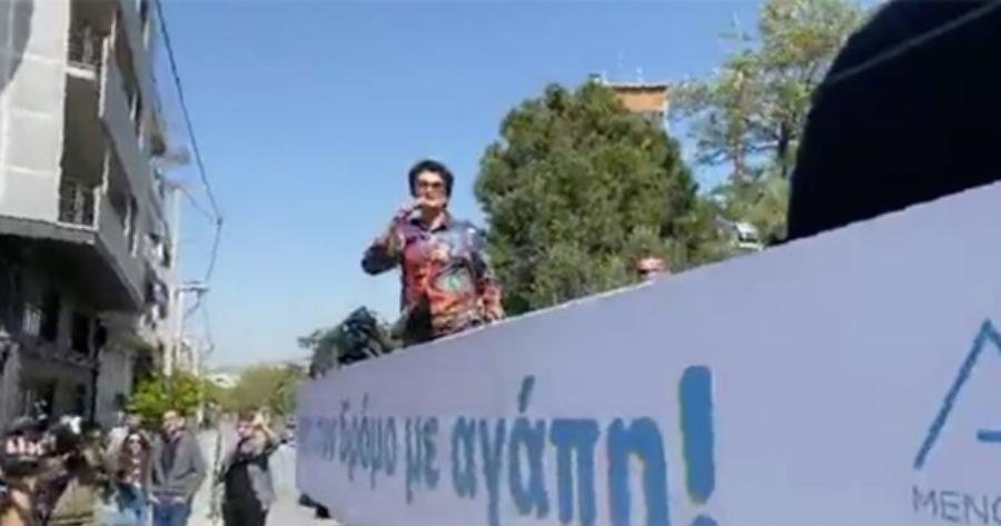 Η Άλκηστις Πρωτοψάλτη κάνει συναυλία με φορτηγό στην Αθήνα – Μπακογιάννης: Ανοίξτε τα παράθυρα!