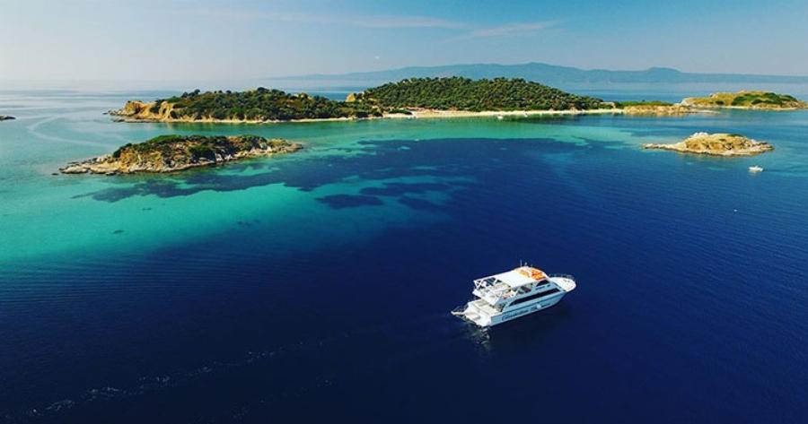 Η «Μύκονος του Βορρά”: Το άγνωστο ελληνικό νησάκι με τις εξωτικές παραλίες και τη μοναδική ομορφιά!