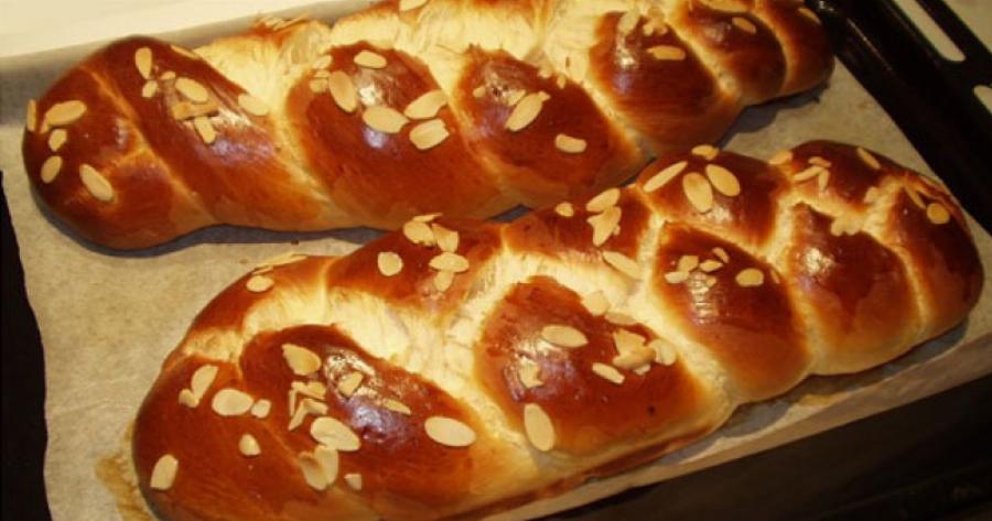 Ελληνική συνταγή με αφράτα σπιτικά τσουρέκια για να απολαύσετε στην καραντίνα