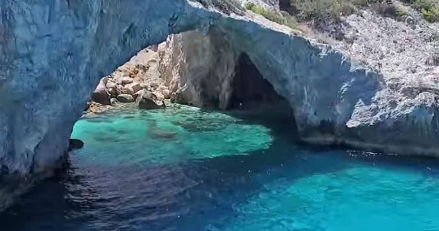 Η μοναδική μυστική παραλία στην Ελλάδα που ο ήλιος δεν ανατέλλει ποτέ βρίσκεται στην Κορινθία