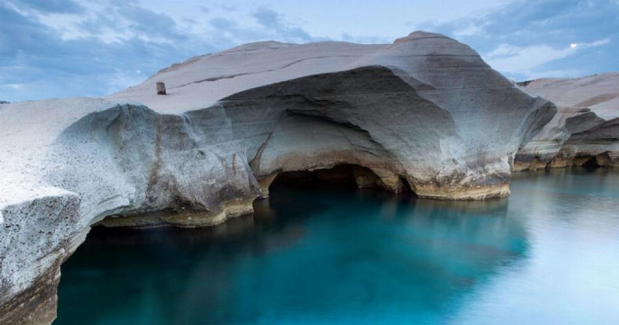 Οι 15 εκπληκτικές παραλίες της Μήλου που την κάνουν μοναδική