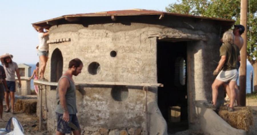 Δύο Λαρισαίοι παράτησαν τη δουλειά τους και φτιάχνουν σπίτια με 2.000€ από φυσικά υλικά