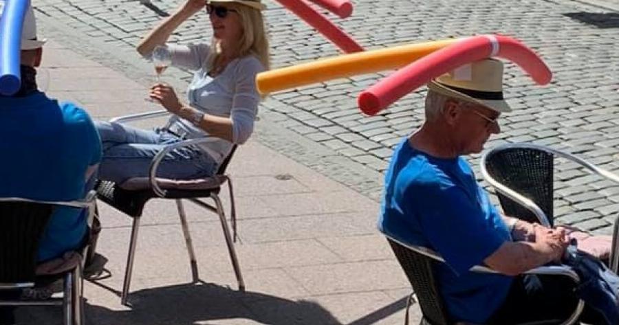 Γερμανία: Καφέ προσφέρει ειδικά αυτοσχέδια «καπέλα» για την τήρηση της απόστασης