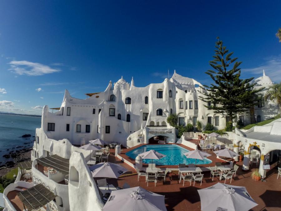 Casapueblo: Εικόνες από το εντυπωσιακό ξενοδοχείο που μοιάζει με γλυπτό και το έχτισαν με τα χέρια!