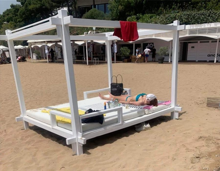 Ξαπλώστρες από «χρυσό»: 80 ευρώ για δύο ξαπλώστρες στην Βουλιαγμένη!