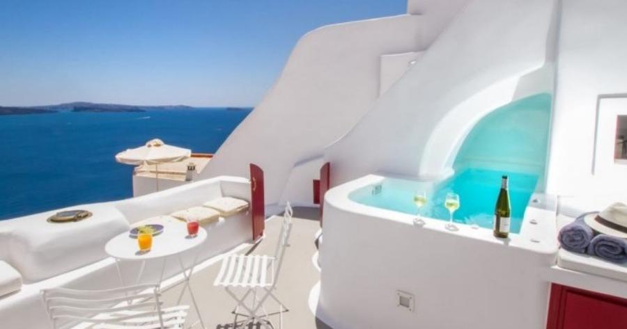 Το πιο περιζήτητο σπίτι Airbnb του κόσμου βρίσκεται στη Σαντορίνη και είναι εντυπωσιακό