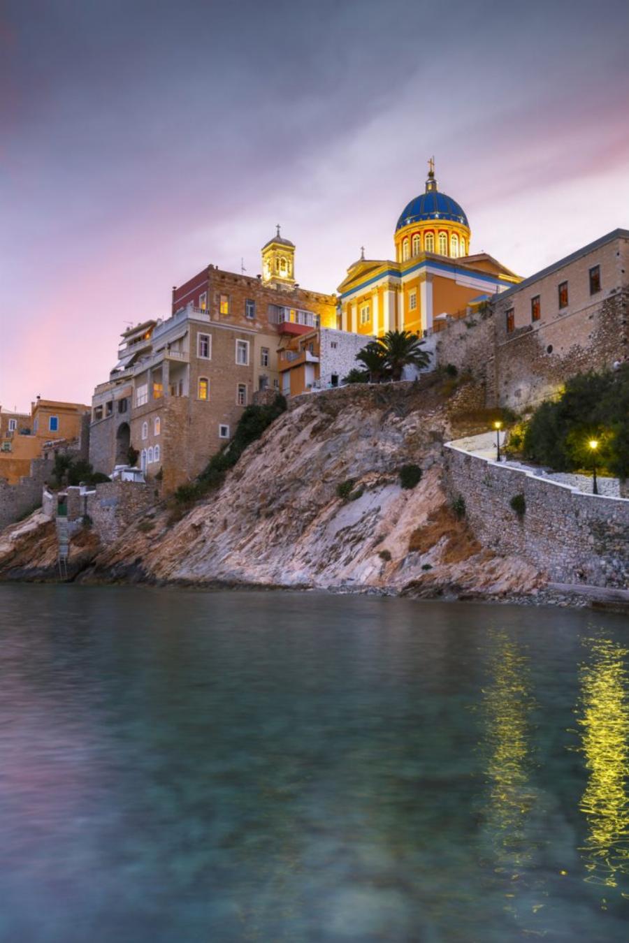 «Με 50 ευρώ έχεις τη θάλασσα στην πόρτα σου»: Το ελληνικό νησί που σβήνει Μύκονο και Σαντορίνη