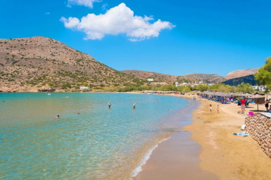 «Με 50 ευρώ έχεις τη θάλασσα στην πόρτα σου»: Το ελληνικό νησί που σβήνει Μύκονο και Σαντορίνη