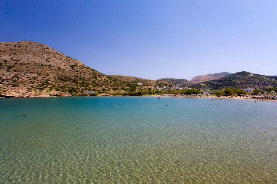 «Με 50 ευρώ έχεις τη θάλασσα στην πόρτα σου»: Το ελληνικό νησί που σβήνει Μύκονο και Σαντορίνη