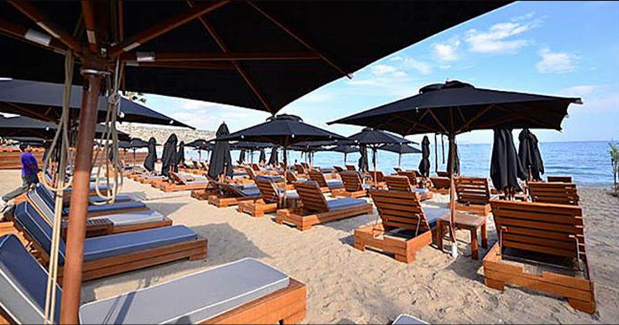 Ξαπλώστρες από «χρυσό»: 80 ευρώ για δύο ξαπλώστρες στην Βουλιαγμένη!