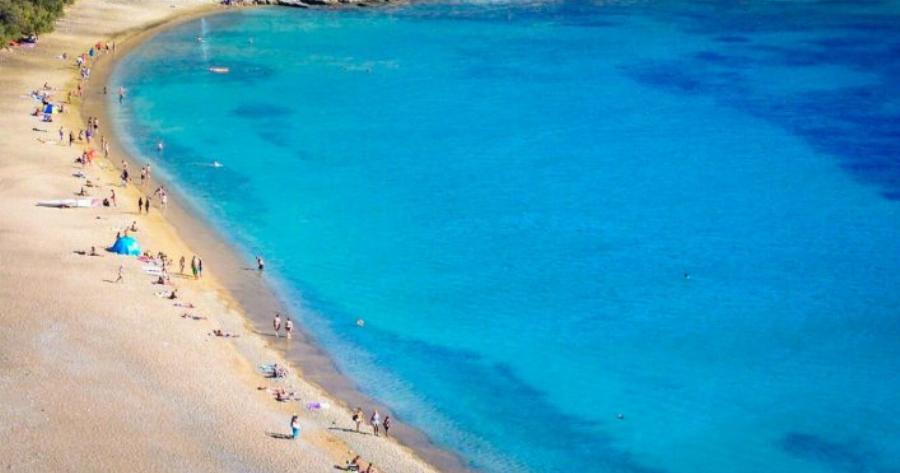 72 παραλίες χωρίς ξαπλώστρες: Το ανέγγιχτο νησί που παραμένει covid free με το πρόγραμμα «Μένει μεταξύ μας»