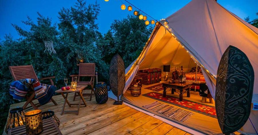 Glamping: Επίσημα στο νομοσχέδιο για τον τουρισμό το «κάμπινγκ πολυτελείας»