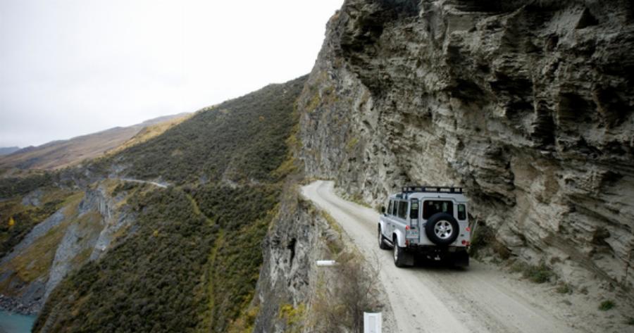 Στο χείλος του γκρεμού: Στον πιο όμορφο και επικίνδυνο δρόμο της Ελλάδας οδηγείς μόνο με δική σου ευθύνη
