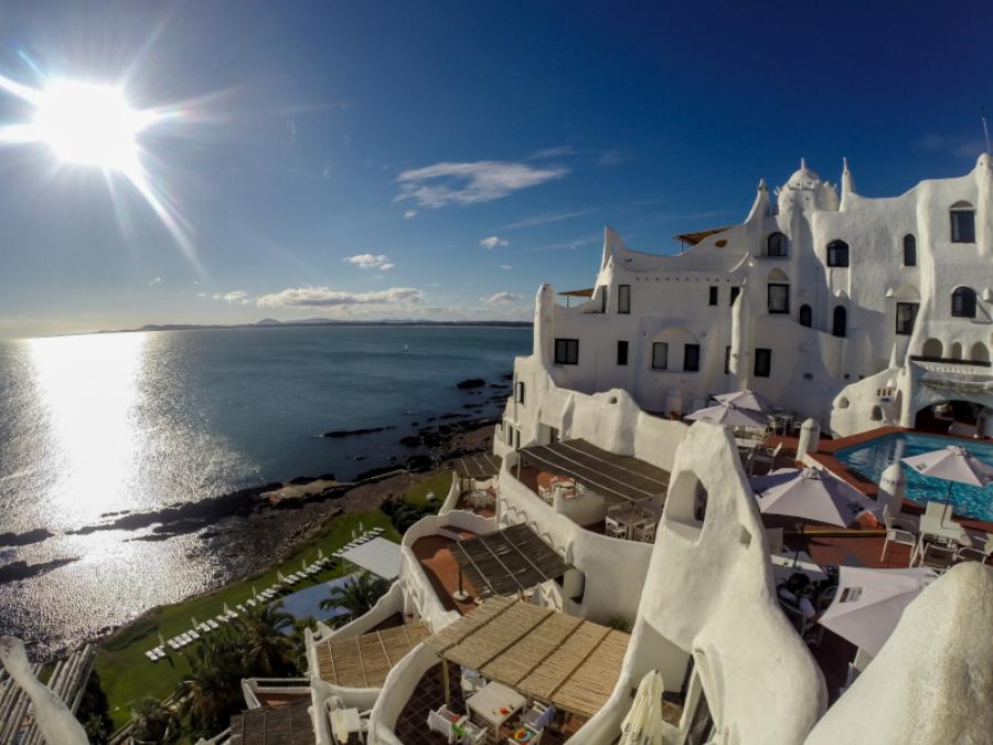 Casapueblo: Εικόνες από το εντυπωσιακό ξενοδοχείο που μοιάζει με γλυπτό και το έχτισαν με τα χέρια!