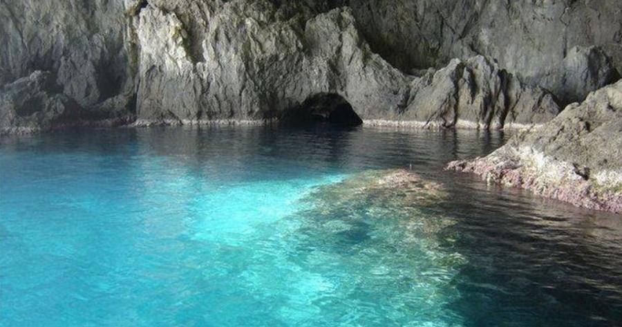 Χύτρα: Η βραχονησίδα στα Κύθηρα με τη θαλάσσια σπηλιά που θυμίζει.. πισίνα