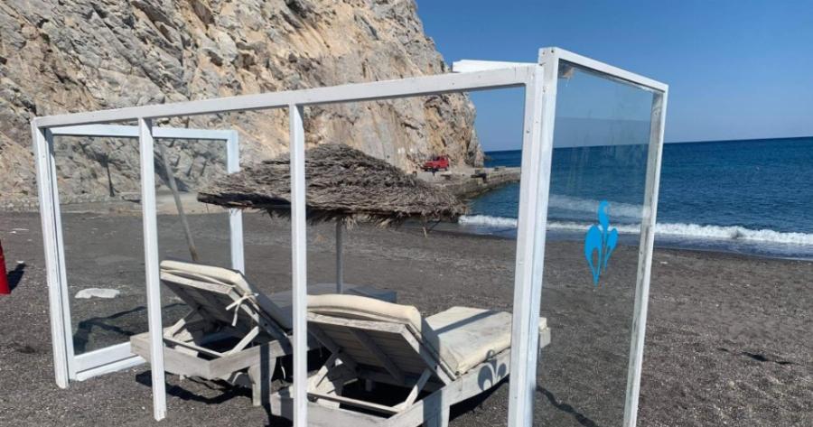 Στη Σαντορίνη οι πρώτες ξαπλώστρες με προστατευτικό πλεξιγκλάς