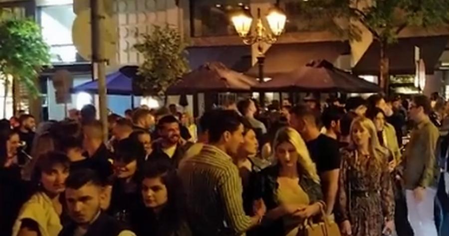 Εικόνες συνωστισμού σε Ψυρρή και Θεσσαλονίκη: Κοσμοσυρροή, μουσική και ποτά take away