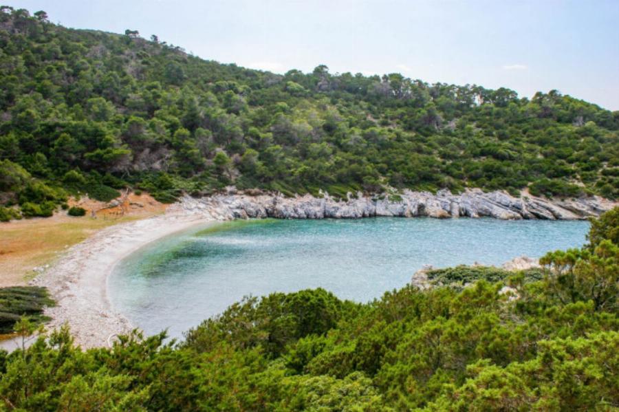 Μια «Κυκλάδα» στην καρδιά του Αιγαίου: Το νησί που θα αγαπήσουν οι Έλληνες αυτό το καλοκαίρι