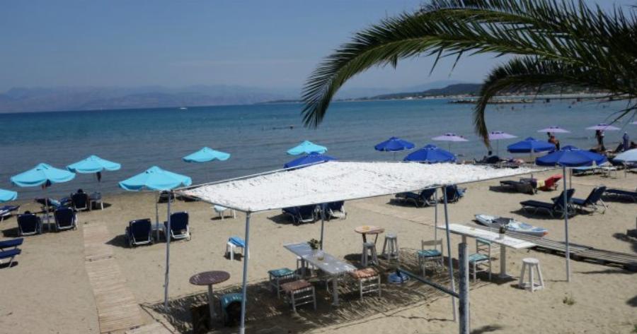 Ξαπλώστρες-κλουβιά: Η ανατριχιαστικιές πρώτες εικόνες των παραλιών με πλέξιγκλας στη Σαντορίνη (Pics)