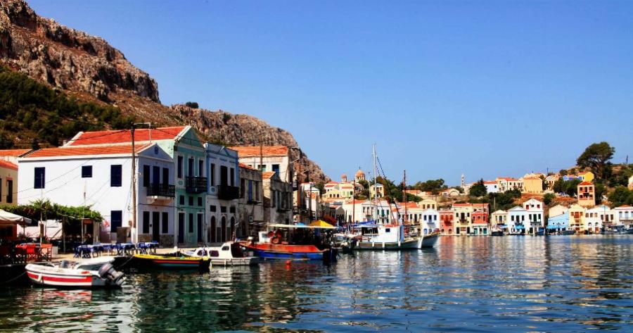 Δωρεάν ακροπλοϊκά, 50% μείωση στις τιμές: Το πανέμορφο νησί που θα γεμίσει Έλληνες τουρίστες το καλοκαίρι