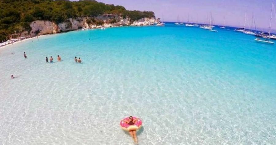To μικροσκοπικό νησάκι του Ιονίου με τις παραδεισένιες παράλιες και τα γαλαζοπράσινα νερά που ρίχνει φέτος τις τιμές